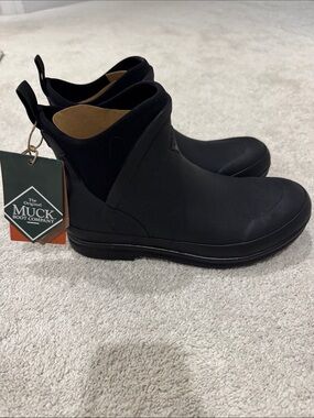 NWT Muck Boot Company Women’s Black Ankle Rain Booties - size 8